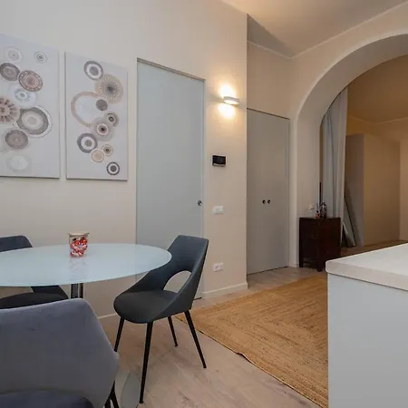 Living Arco Della Pace Апартаменты *